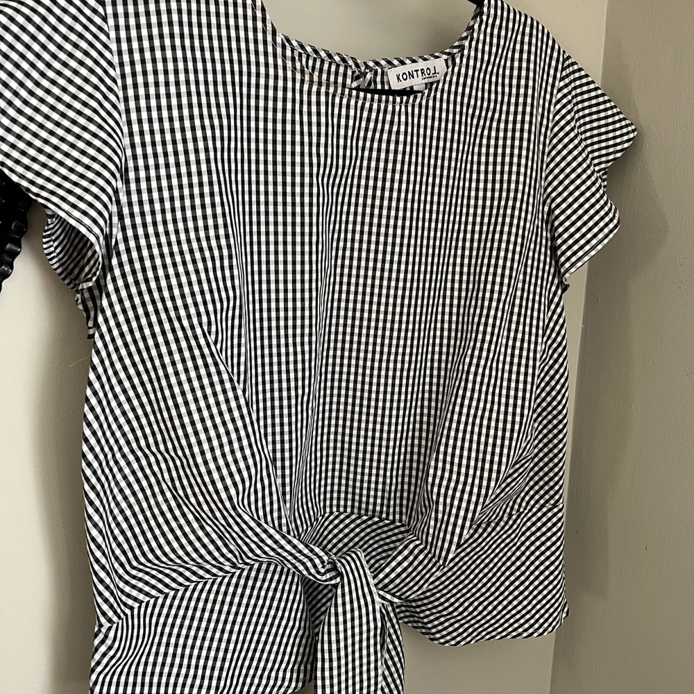 Black & white plaid top